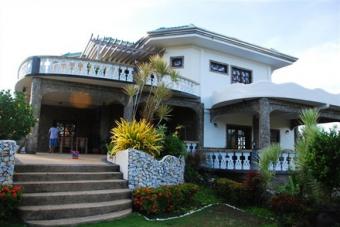 Spectacular cliff top house Mindoro